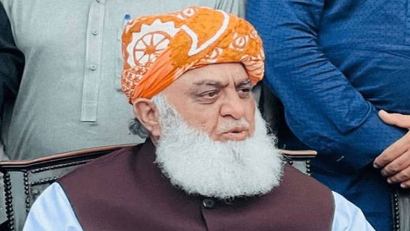 مولانا فضل الرحمان لندن پہنچ گئے، ہیتھرو ایئرپورٹ پر استقبال