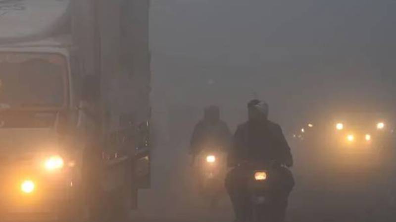 دھند کے باعث موٹروے ایم 3 اور ایم 4 بند، ایم 2 اور ایم 11 کھول دیے گئے