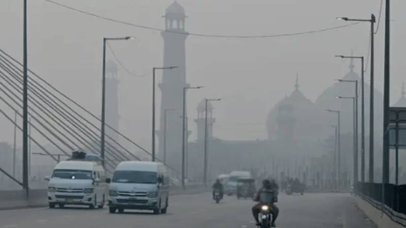 پنجاب میں سموگ کے باعث کاروباری سرگرمیاں محدود، موٹرویز بند، پروازیں معطل