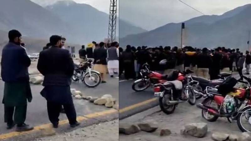 گلگت حادثہ: 12 لاشیں لاپتہ، ورثاء کا احتجاج، شاہراہ قراقرم بند