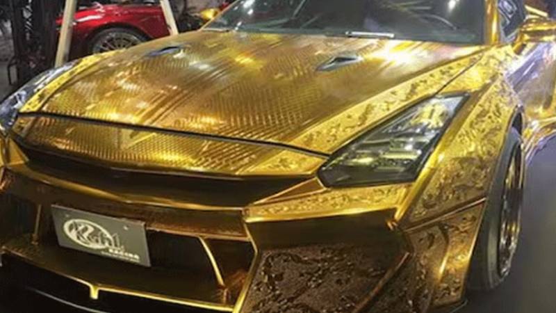دبئی میں سونے کی چمچماتی گاڑی کی نمائش: 500 درہم میں جیتنے کا موقع