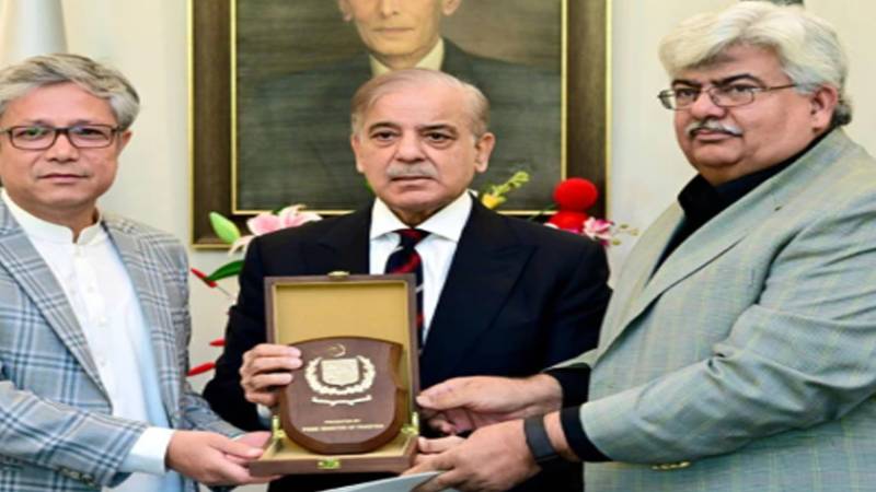 وزیرِاعظم نے ٹیکس فراڈ کی نشاندہی کرنے والے ایف بی آر افسر کو 50 لاکھ انعام دیا