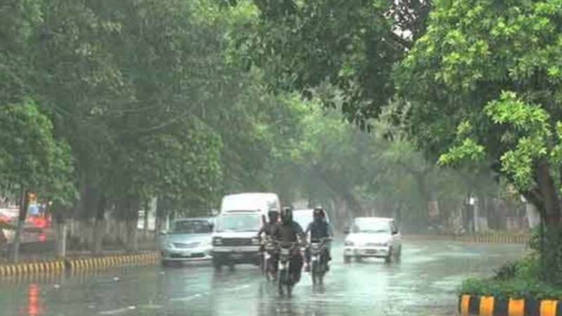لاہور میں موسم سرما کی پہلی بارش، اسموگ اور دھند میں کمی