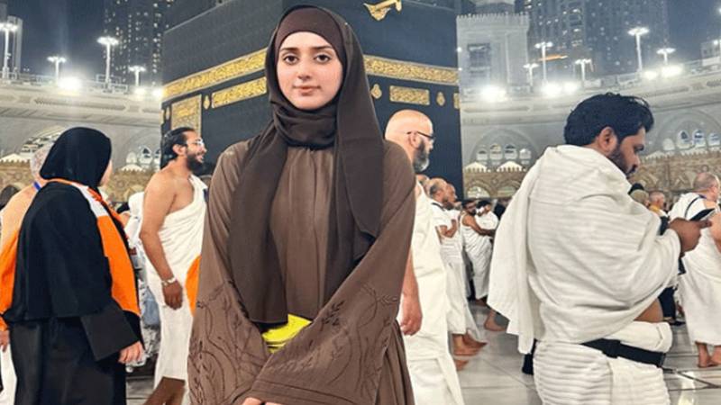 جنت مرزا نے عمرہ ادا کیا، سوشل میڈیا پر مبارکبادوں کا تانتا