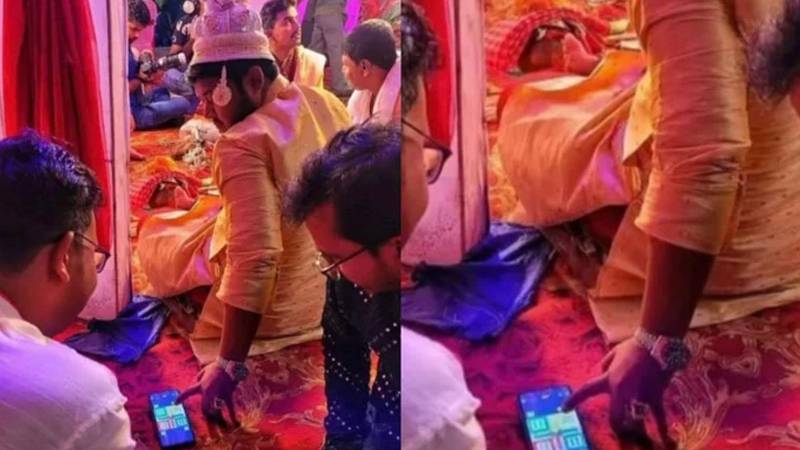 دلہن کے انتظار میں دولہا کا لڈو کھیلنا وائرل، سوشل میڈیا پر دلچسپ تبصرے