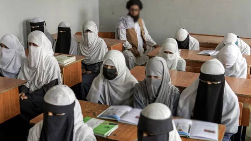 طالبان نے افغانستان میں خواتین پر صحت کی تعلیم حاصل کرنے کی پابندی عائد کر دی