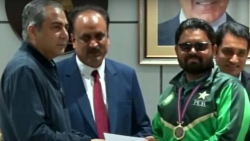 پی سی بی چیئرمین نے بلائنڈ کرکٹ ٹیم کو ایک کروڑ روپے انعام کا چیک پیش کیا