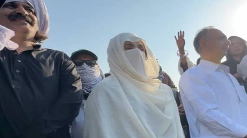 بشریٰ بی بی کا پارٹی رہنماؤں کے خلاف کارروائی کا اعلان، ڈی چوک پر اکیلا چھوڑنے پر ناراضی
