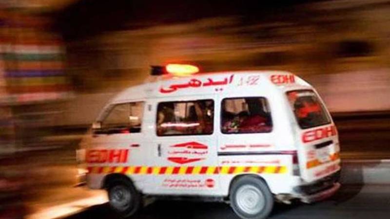 کوٹ ادو: مسافر وین ٹریکٹر ٹرالی سے ٹکرا کر دکان میں جا گھسی، 4 افراد جاں بحق، 12 زخمی۔
