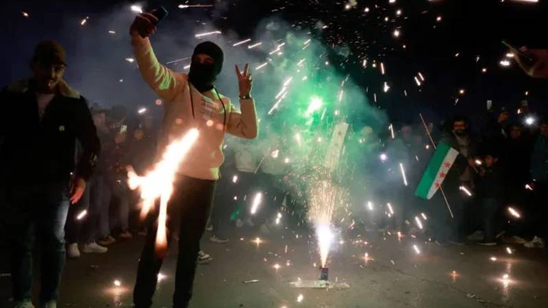 شامی باشندوں کے جشنِ آزادی کے دوران اسرائیلی بمباری