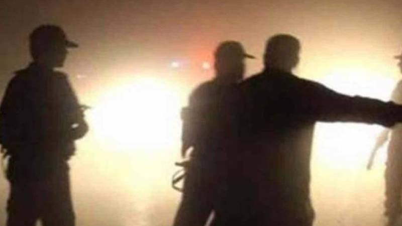 پولیس پر حملہ: اشتہاری ملزمان کی گرفتاری پر فائرنگ، سب انسپکٹر یرغمال