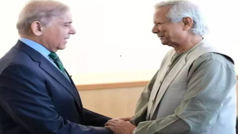 قاہرہ میں وزیراعظم شہباز شریف اور بنگلہ دیش کے چیف ایڈوائزر ڈاکٹر یونس کی ملاقات