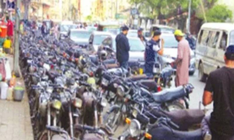 غیر قانونی پارکنگ اسٹیندز کے خلاف کارروائی، 2 افراد کے خلاف مقدمات