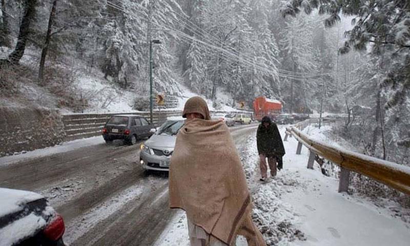بلوچستان میں شدید سردی کی لہر، تالاب اور سڑکوں پر پانی جم گیا