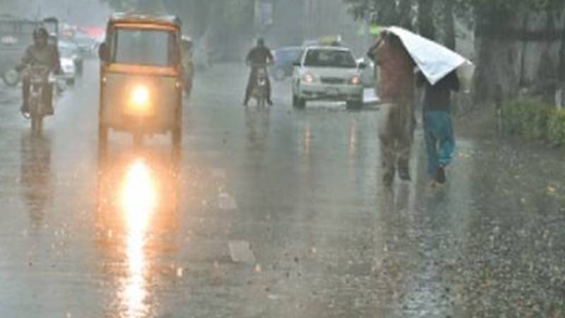 شہر کے مختلف علاقوں میں بارش سے بجلی کا ترسیلی نظام متاثر، لیسکو کے 260 سے زائد فیڈرز ٹرپ