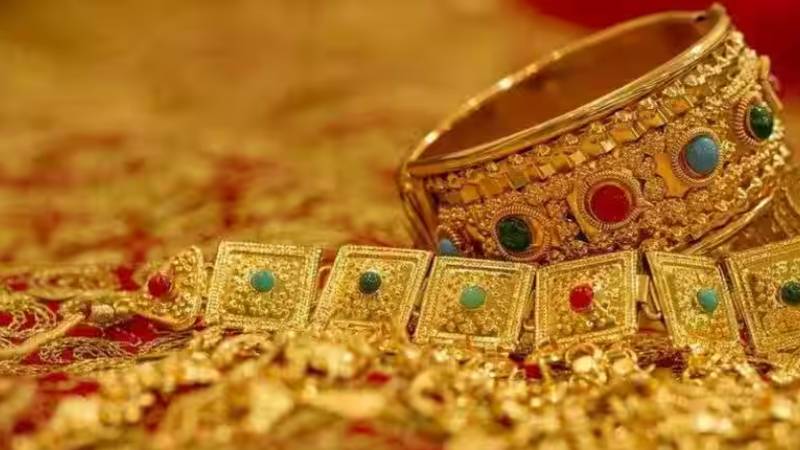 سونے کی قیمت میں کمی، فی تولہ 800 روپے سستا ہو کر 2,73,200 روپے کا ہو گیا