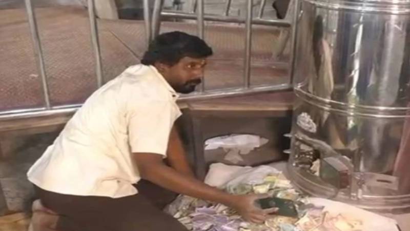 بھارت: یاتری کا آئی فون مندر کے چندہ باکس میں گرنے پر واپس نہ کرنے کا فیصلہ