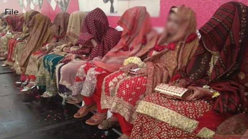 حافظ آباد: 20 مستحق جوڑوں کی اجتماعی شادی، فلاحی تنظیم نے جہیز دیا