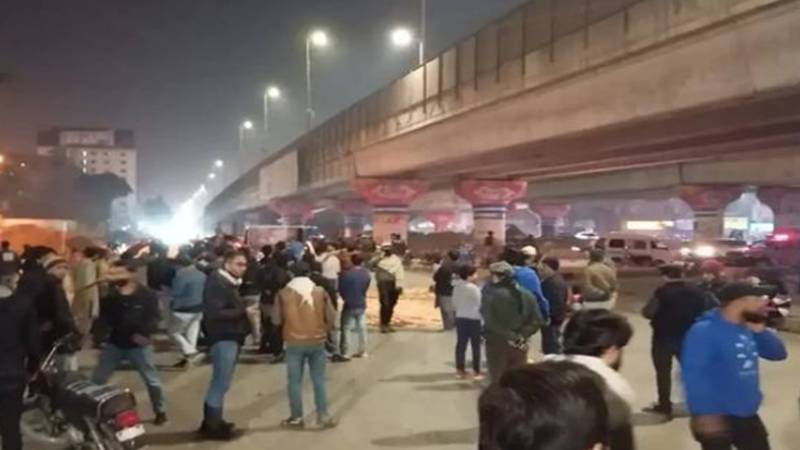 کراچی: دھرنے ختم کرانے کے لیے پولیس کا بھرپور ایکشن، کئی مقامات پر کشیدگی
