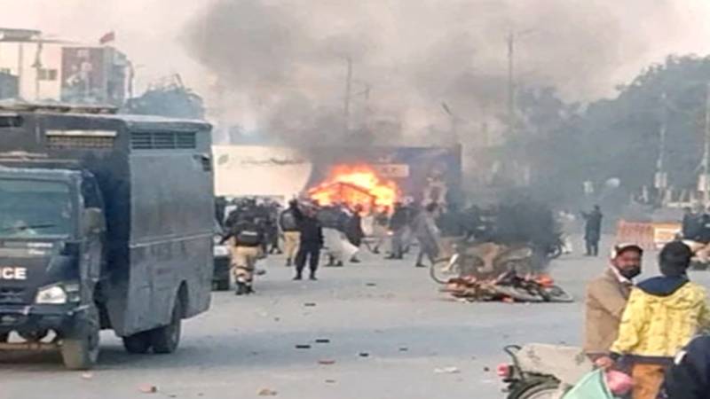 کراچی: نمائش چورنگی پر دھرنے اور تصادم کے بعد 300 افراد کے خلاف دہشت گردی کا مقدمہ درج