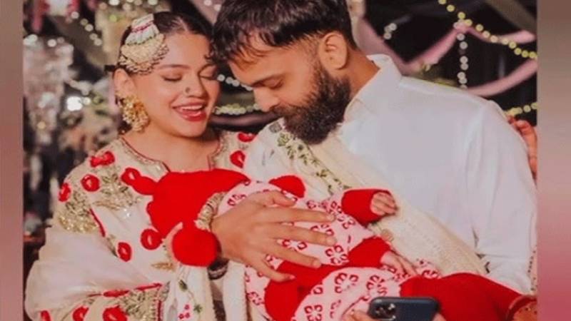 زارا نور عباس نے بیٹی کی تصاویر شیئر کرنے پر سوشل میڈیا صارفین سے ڈیلیٹ کرنے کی درخواست کردی