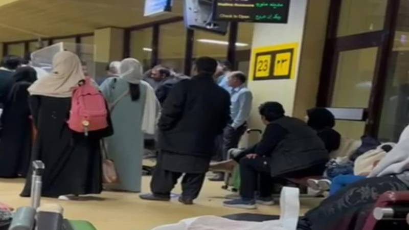 کراچی ائیرپورٹ پر غیر معمولی رش: پروازوں کی روانگی میں تاخیر