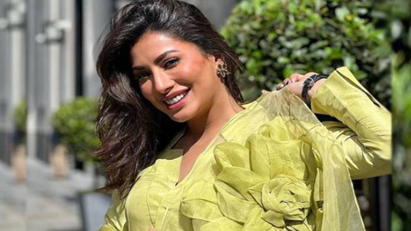 فلم اسٹار مہوش حیات آج اپنی 37 ویں سالگرہ منا رہی ہیں