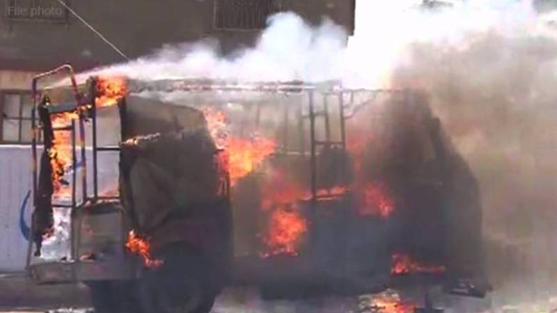 مردان: ٹریفک پولیس نے چنگ چی رکشے کو آگ لگا دی، دو اہلکار معطل