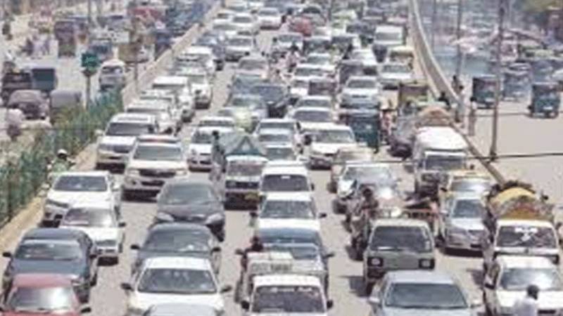 لاہور میں ٹریفک کی بہتری کے لیے حکومت کے تین مرحلوں پر مشتمل فیصلے