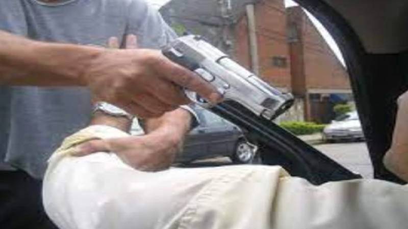نامعلوم موٹرسائیکل سوار کی گاڑی میں موجود فیملی سے لوٹ مار