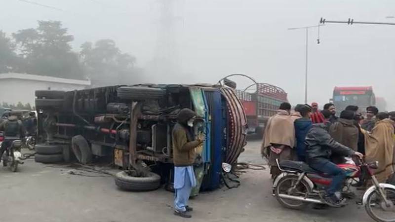 لاہور: دھند کے باعث میٹرو ٹریک پر لوڈر ٹرک حادثہ، ٹریفک معطل