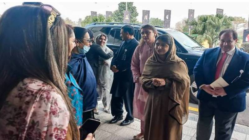 ملالہ یوسف زئی پاکستان پہنچ گئیں: لڑکیوں کی تعلیم پر انٹرنیشنل کانفرنس میں شرکت