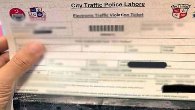 لاہور: ای چالان نادہندہ گاڑیوں کے خلاف کریک ڈاؤن تیز، واجبات وصولی یقینی بنانے کی ہدایت