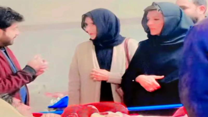 عظمیٰ اور علیمہ خان پشاور میں زیر علاج کارکن کی عیادت کے لیے پہنچ گئیں
