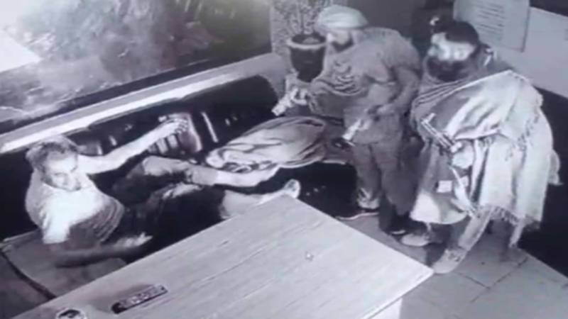 شاہدرہ: پیٹرول پمپ پر ڈاکوؤں کی جدید اسلحے کے ساتھ ڈکیتی، 42 لاکھ لوٹ لیے