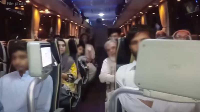 موٹروے پولیس کی بہادری: مسافر بس کو بڑی تباہی سے بچا لیا