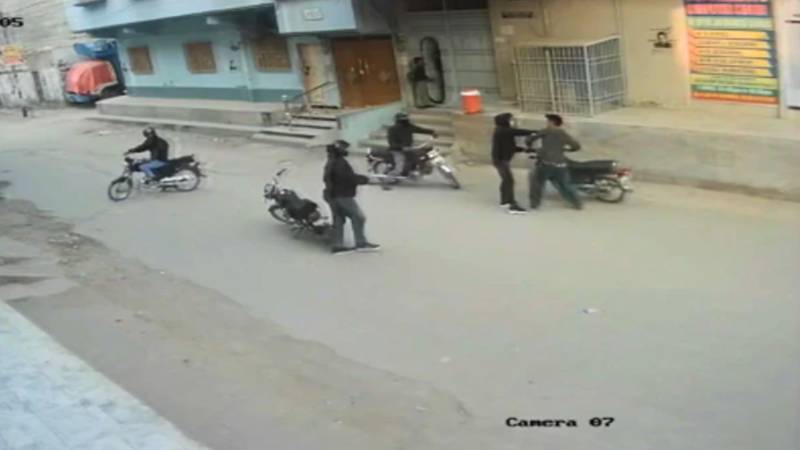 نوجوان سے موٹر سائیکل چھیننے کی واردات کی سی سی ٹی وی فوٹیج سامنے آگئی