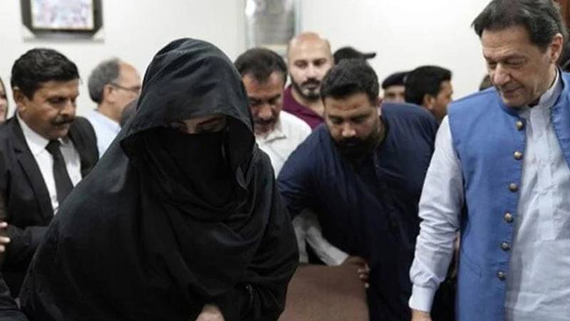 بشریٰ بی بی کو سزا کے بعد کمرۂ عدالت سے تحویل میں لے لیا گیا
