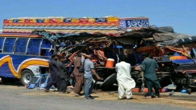 ایم نائن موٹر وے پر مسافر کوچ اور ٹرالر کے تصادم میں ایک شخص جاں بحق، 12 زخمی
