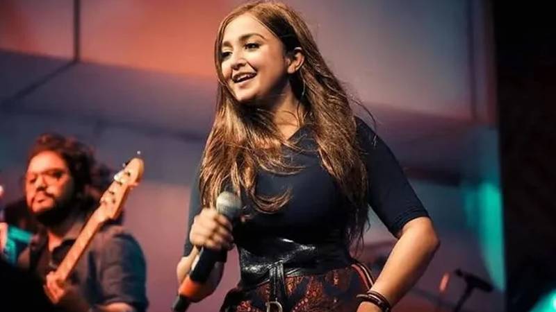 مونالی ٹھاکر کی لائیو پرفارمنس کے دوران طبیعت بگڑ گئی، اسپتال منتقل