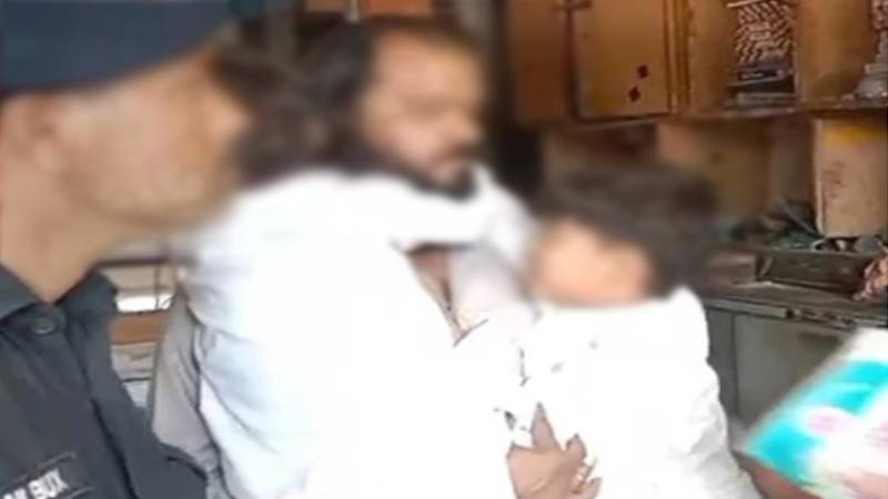 کراچی: لاپتا ہونے والے 2 بچے والدین کے حوالے کر دیے گئے