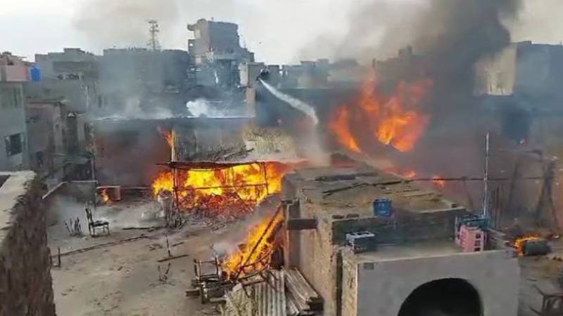 قلعہ گجر سنگھ: دکان میں آگ لگ گئی، ریسکیو کارروائی جاری