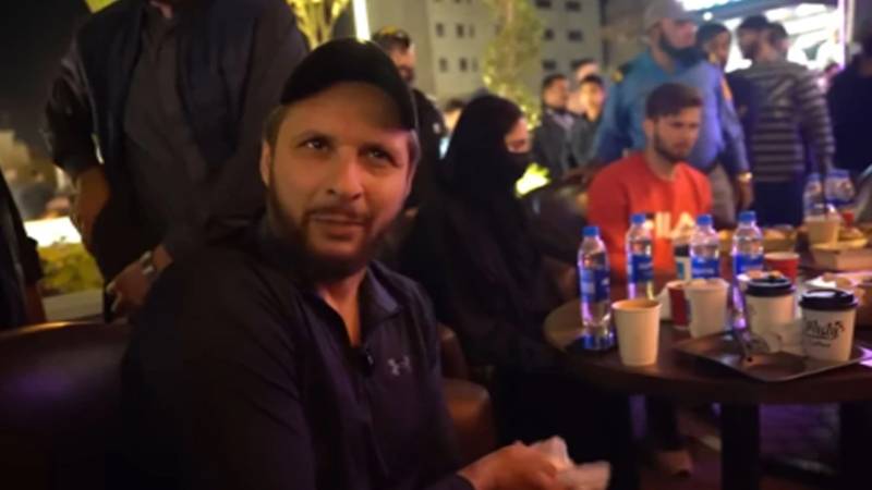 شاہد آفریدی اور شاہین شاہ آفریدی اہلخانہ کے ساتھ کراچی کی فوڈ اسٹریٹ میں، مداحوں کا جوش و خروش