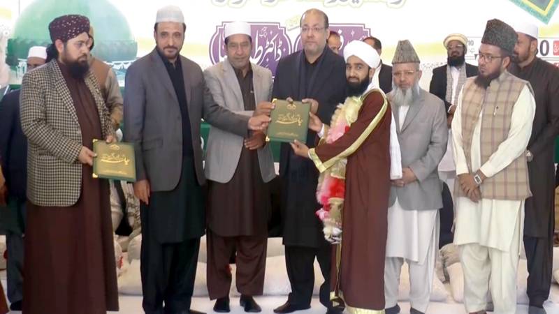 جامع مسجد داتا دربار میں تقریب چیئرمین الرحمن ڈویلپرز‘ پبلک نیوز میاں محمد مشتاق کی خصوصی شرکت‘ اسناد تقسیم کیں۔۔