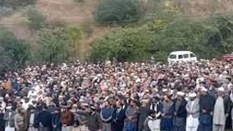 سابق آئی جی آزاد کشمیر الطاف مجید کی نماز جنازہ ادا، تدفین ماڈل ٹاؤن قبرستان میں۔
