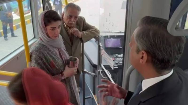 مریم نواز نے پاکستان کی پہلی ای وی بس سروس کا آغاز کیا۔