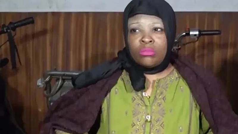 کراچی میں مقیم امریکی خاتون واپس اپنے ملک جانے کے لیے تیار