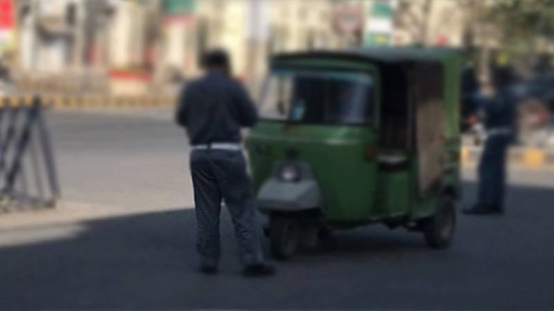 جھنگ: ٹریفک وارڈن کا رکشہ ڈرائیور سے تلخ کلامی، معطل