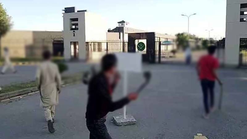 جی ایچ کیو گیٹ پر توڑ پھوڑ سے 7 لاکھ 80 ہزار روپے کا نقصان، رپورٹ