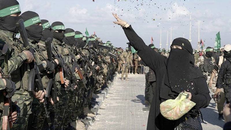 غزہ: شہید فلسطینی کی والدہ کا مزاحمت کاروں کو پھول نچھاور کر خراج تحسین